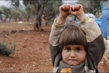 عکس جنجالی از تسلیم شدن دختر بچه سوری