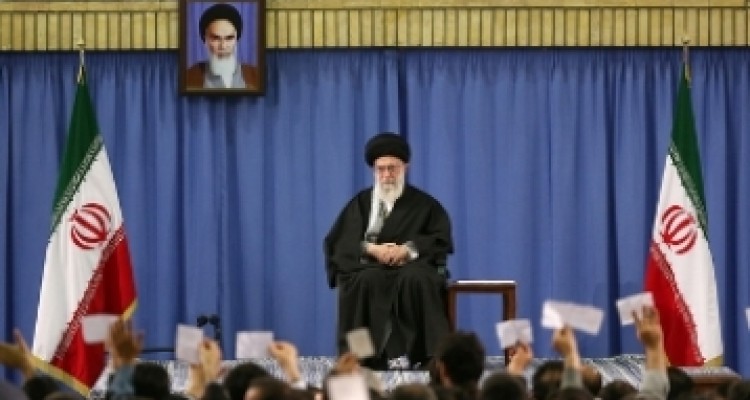 درباره هسته‌ای هنوز جایی برای موضع‌گیری وجود ندارد/ تحریم‌ها باید در همان روز توافق بطور کامل لغو شوند/ جنایت سعودی در یمن مشابه جنایت صهیونیستها در غزه است + فیلم 