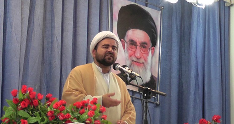  آمریکا شیطان بزرگ است و نباید به لبخندهای دشمن دلگرم شویم/ در مذاکرات هسته ای باید عزت واقتدار ملت حفظ شود