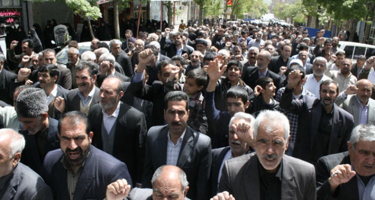 راهپیمایی نمازگزاران شهرستان هرسین در اعتراض به جنایات آل سعود+تصویر