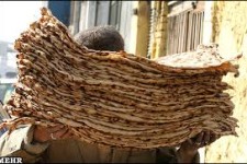  توزیع 1500ریال نان در بین نیازمندان محله توسط یک خبازی در هرسین