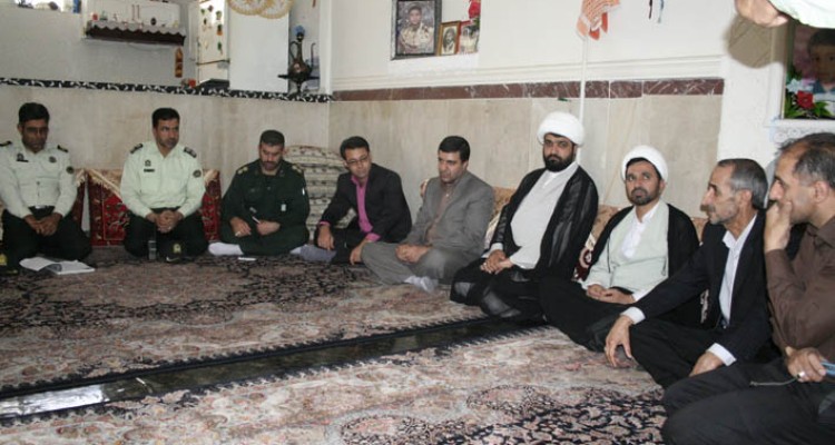 دیدار مسئولین شهرستان با خانواده معظم شهدا و جانبازان مبارزه با مواد مخدر در هرسین+تصویر 