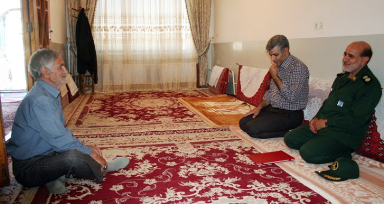 دیدار با خانواده معظم شهدا در هرسین+تصویر