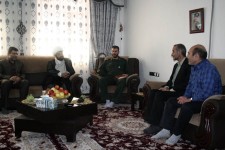 دیدار جمعی از مسئولین با جانباز آزاده حمید رضا بختیاری در هرسین