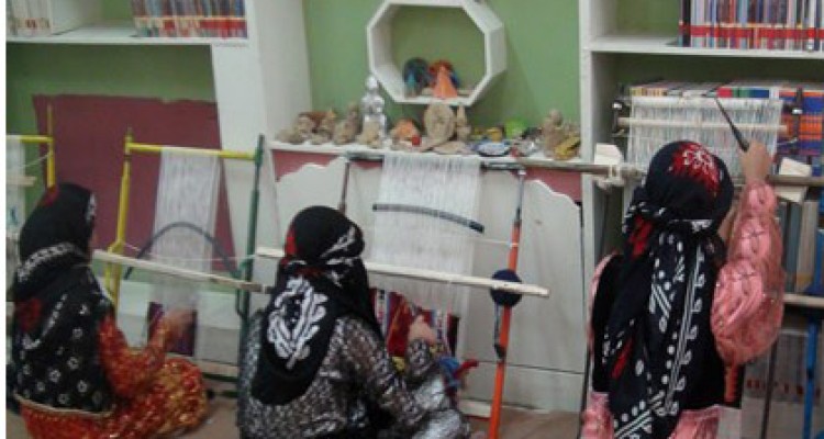 بازديد فرماندار هرسين از كلاس هاي  آموزش گليم بافي در محل كانون پرورشي فكري كودكان و نوجوانان