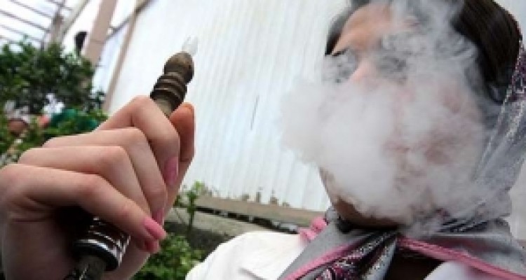 دود های معطر زنان را هم به سمت خود کشاند/ هرسین آوردگاه جدال خانواده ها با اعتیاد به قل قل مرگ