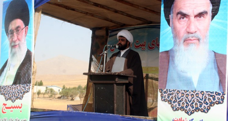 راه حل مقابله با توطئه های دشمن داشتن روحیه انقلابی است 