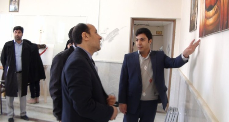 افتتاح نمايشگاه كتاب و نقاشي با مضمون انقلاب اسلامي در دانشگاه آزاد واحد هرسين