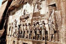 نوروزی متفاوت در شهر تاریخی«بیستون»/ کتیبه جهانی میعادگاه مسافران