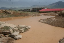 شاهکاری از جنس نبود نظارت در هرسین/ ساخت یک سالن ورزشی در مسیر سیلاب! + تصاویر