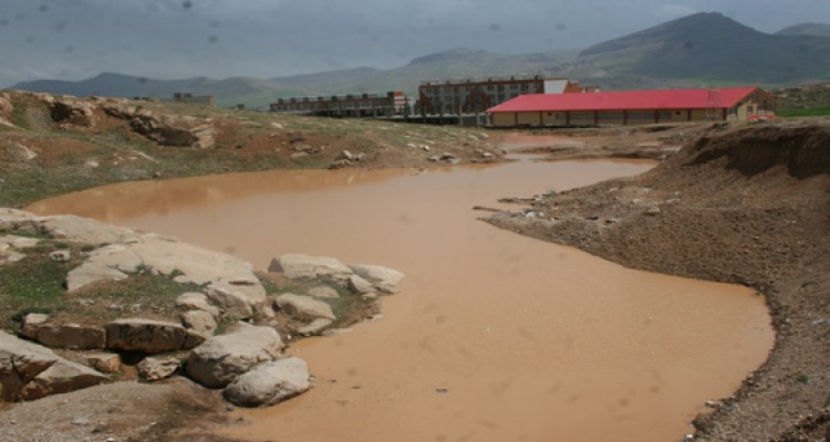 شاهکاری از جنس نبود نظارت در هرسین/ ساخت یک سالن ورزشی در مسیر سیلاب! + تصاویر