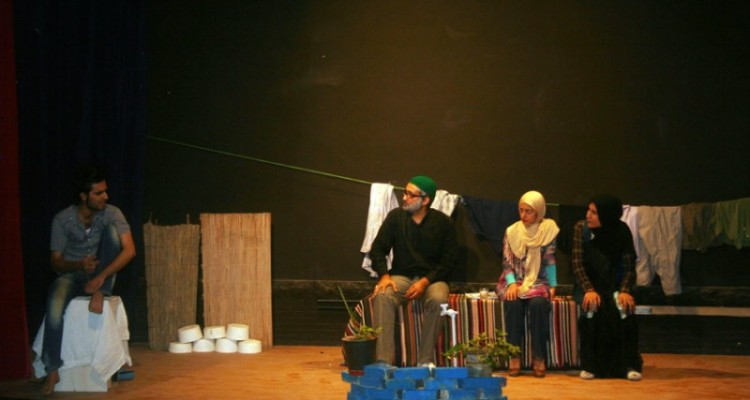 گزارش تصویری/  اولین روز از اجرای نمایش” پدرانه” در هرسین