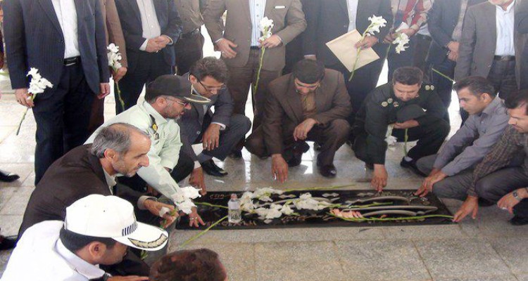 مراسم عطرافشاني و غبارروبی مزار شهداء در هرسین 