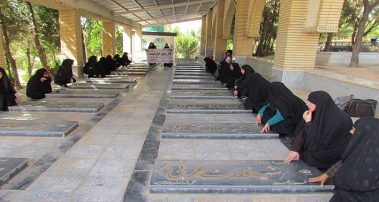 بانوان هرسینی مزار شهدای شهرستان را غبارروبی و عطر افشانی كردند