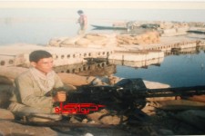 از چشمان اشکبار پدر در بدرقه فرزند به جبهه تا ذکر یا زهرایی که حائل تیر دشمن شد/وقتی یک رزمنده هنوز شعار ما ایستاده ایم را زمزمه می کند