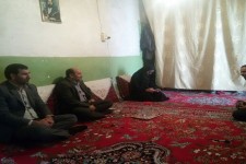 دیدار معاون فرماندار و جمعی از مسئولین با خانوده سه معلول نابینا در هرسین