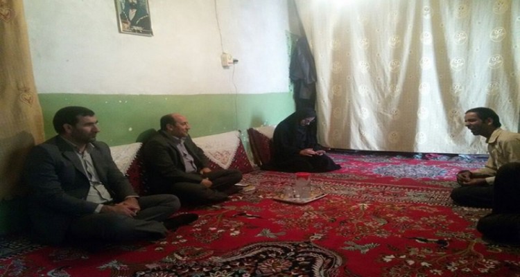 دیدار معاون فرماندار و جمعی از مسئولین با خانوده سه معلول نابینا در هرسین