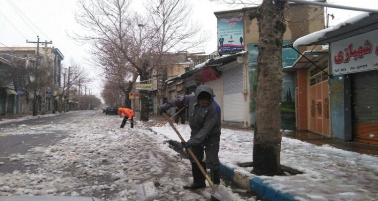  تمام معوقات کارگران و کارمندان شهرداری پرداخت شد/تلاش پرسنل شهرداری برای پاک سازی معابر شهری از برف