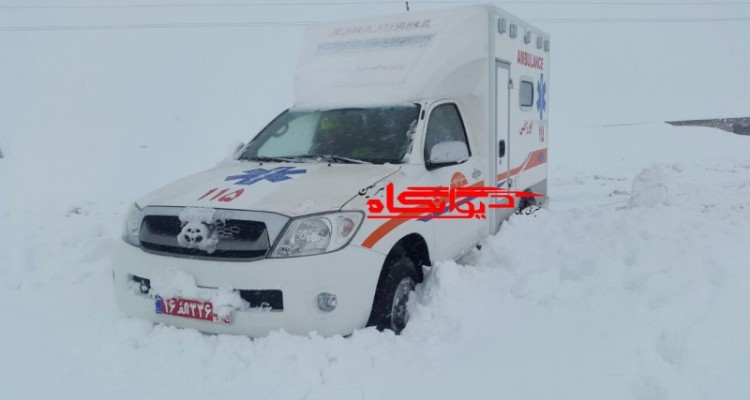 نجات مادر باردار گرفتار شده در برف در یکی از روستاهای بخش مرکزی هرسین+تصویر