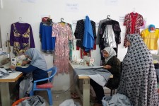 چرخ زندگی شاغلان یک کارگاه با حمایت بسیج به حرکت در آمد/ در هم تنیده شدن تار و پود اقتصاد مقاومتی در هرسین