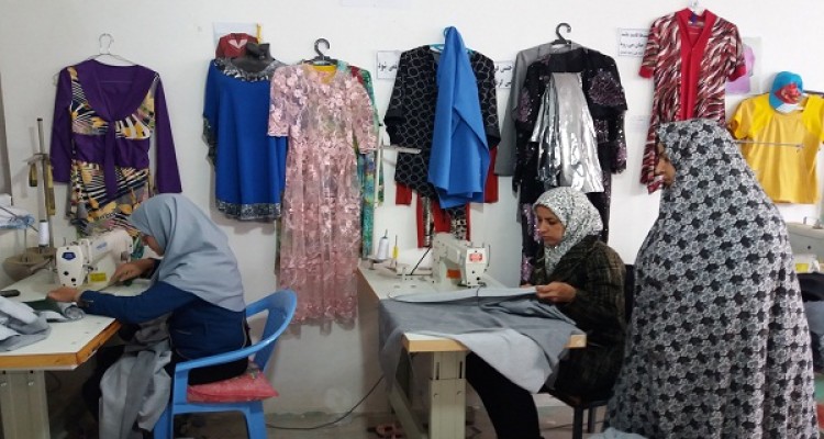 چرخ زندگی شاغلان یک کارگاه با حمایت بسیج به حرکت در آمد/ در هم تنیده شدن تار و پود اقتصاد مقاومتی در هرسین