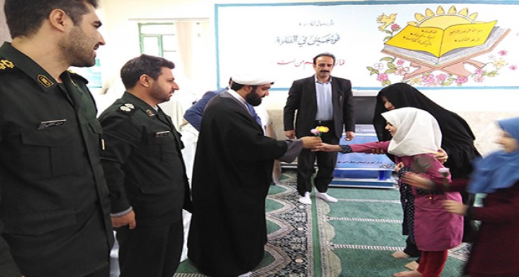 بازدید امام جمعه و مسئولین شهرستان از مدرسه مشعل دانش در هرسین
