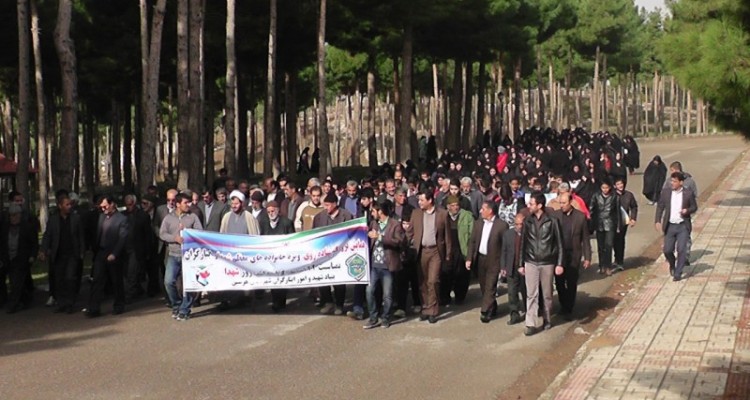 مراسم پیاده روی خانوادگی و غبارروبی و عطر افشانی مزار شهدا در هرسین