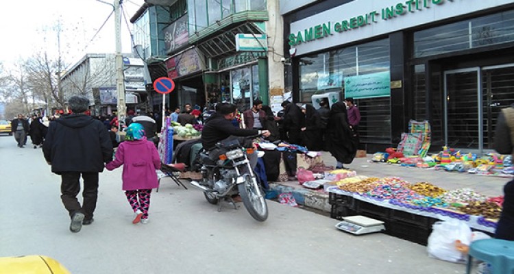 بازار شلوغ و کاسبان ناراضی و مردمی که فقط قیمت می پرسند/ وقتی اجناس با مایه کاری هم فروش نمی روند