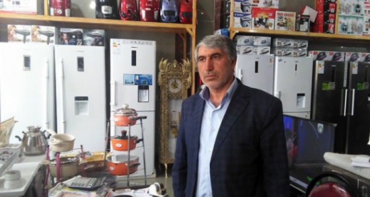 مردم توان خرید لازم را ندارند و این به این دلیل است که رکود در بازار حاکم است