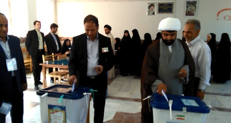 حضور پرشور مردم هرسین در انتخابات 96/امام جمعه و فرماندار شهرستان رأِی خود را به صندوق انداختند+فیلم و عکس