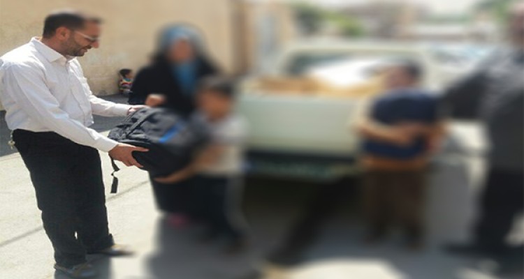  توزیع 250بسته کیف و نوشت افزار در مناطق محروم و حاشیه نشین هرسین