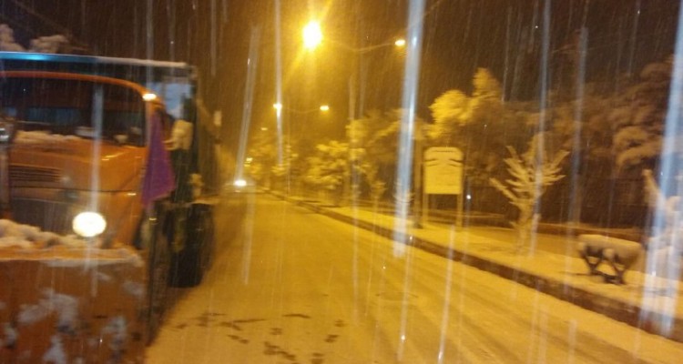 مسیر های اصلی شهر برف روبی و نمک پاشی شده است/ تلاش ها برای بازگشایی راه های روستایی ادامه دارد