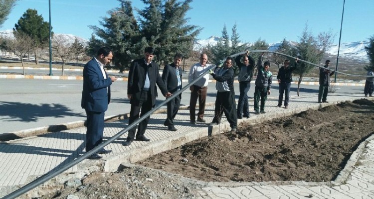 آغاز اجرای طرح زیرساختی و تفکیک آبیاری فضای سبز در هرسین