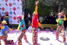 آغاز نمایش های اولین جشنواره منطقه ای تئاتر خیابانی هرسین+تصویر