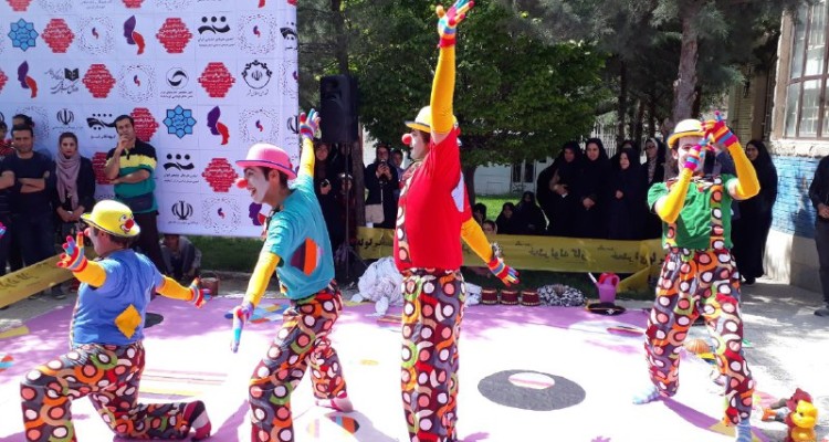 آغاز نمایش های اولین جشنواره منطقه ای تئاتر خیابانی هرسین+تصویر