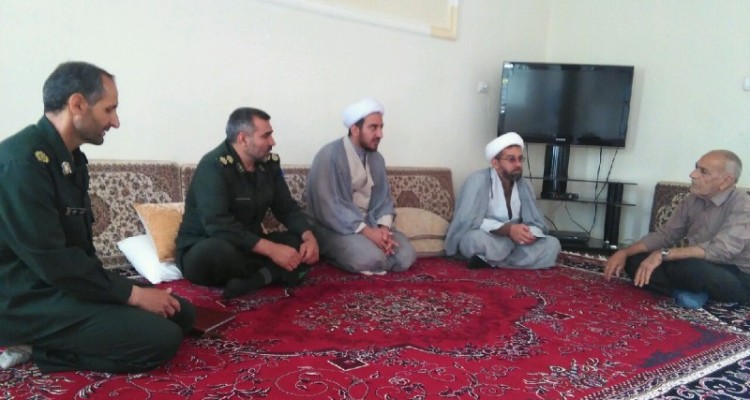 دیدار با خانواده معظم شهید فرزاد زارعی در هرسین/ سرهنگ محمدی:  حامل سلام گرم سردار ریحانی فرمانده سپاه حضرت نبی اکرم(ص) استان کرمانشاه هستیم