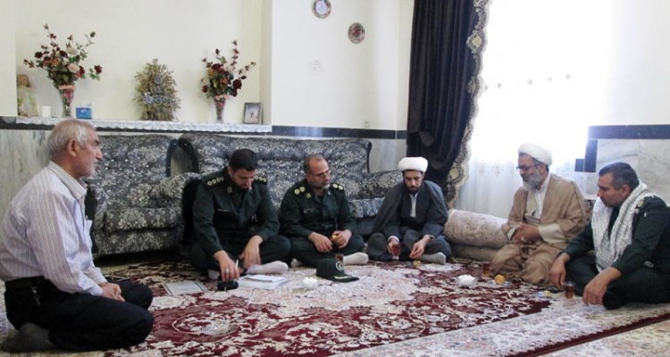 دیدار با خانواده معظم شهدا در هرسین+ تصویر