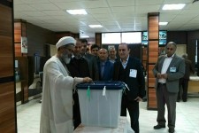 حجت الاسلام اجرایی امام جمعه هرسین رأی خود را به صندوق انداختند