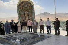 غبارروبی و عطر افشانی مزار شهدای گمنام هرسین