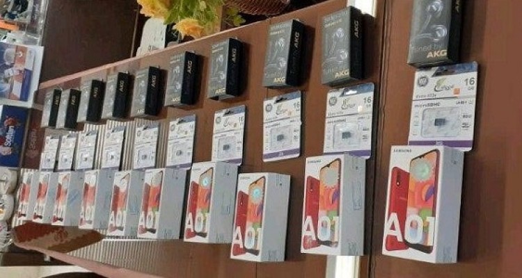 اهدا ۱۰گوشی تلفن همراه توسط حامی گرانقدر به دانش آموزان تحت حمایت در هرسین