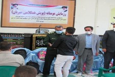 توزیع بسته های آموزشی در بین دانش آموزان هرسینی در قالب طرح همکلاسی مهربان