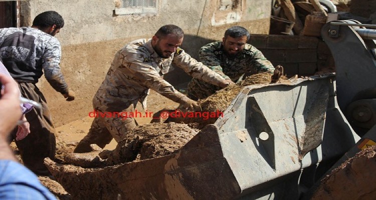 خدمات رسانی پرسنل سپاه ناحیه هرسین ، بسیجیان و گروه های جهادی در روستای سیل زده کهریز 