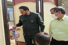 توزیع بسته های معیشتی توسط بسیج سازندگی در روستاهای سیل زده  هرسین