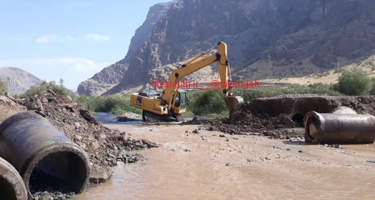 تخریب یک دهنه پل احداث شده غیرمجاز بروی رودخانه دینور