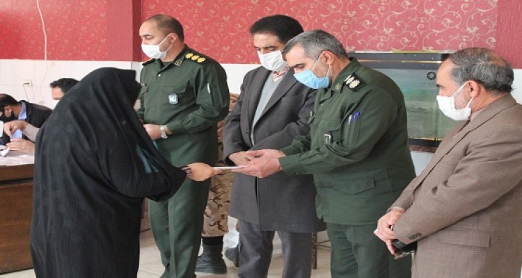 توزیع 90کارت هدیه به همراه 360پرس غذای گرم در بین نیازمندان در هرسین