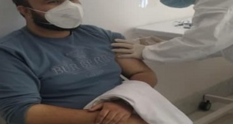 تزریق 100دوز واکسن کرونا با اولویت پرسنل و پزشکان بخش کرونا در هرسین