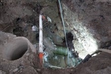 اجرای بتن ریزی اطراف لوله شکسته شده در حال انجام است