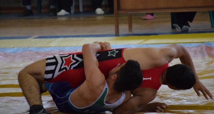 برگزاری مسابقات چند جانبه کشتی جام پهلوان شهید مسعود دارابی در هرسین_تصویر