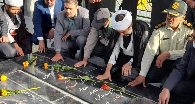 مزار شهدای گمنام هرسین غبارروبی و عطرافشانی شد