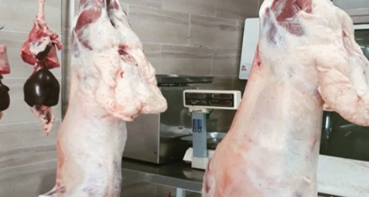 تعطیلی قصابی‌ ها و کمبود گوشت در هرسین / بهانه کردن قیمت گوشت برای فرار ازاجرای یک دستورالعمل !!